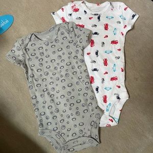 Two baby onesies set CARTERS never worn!